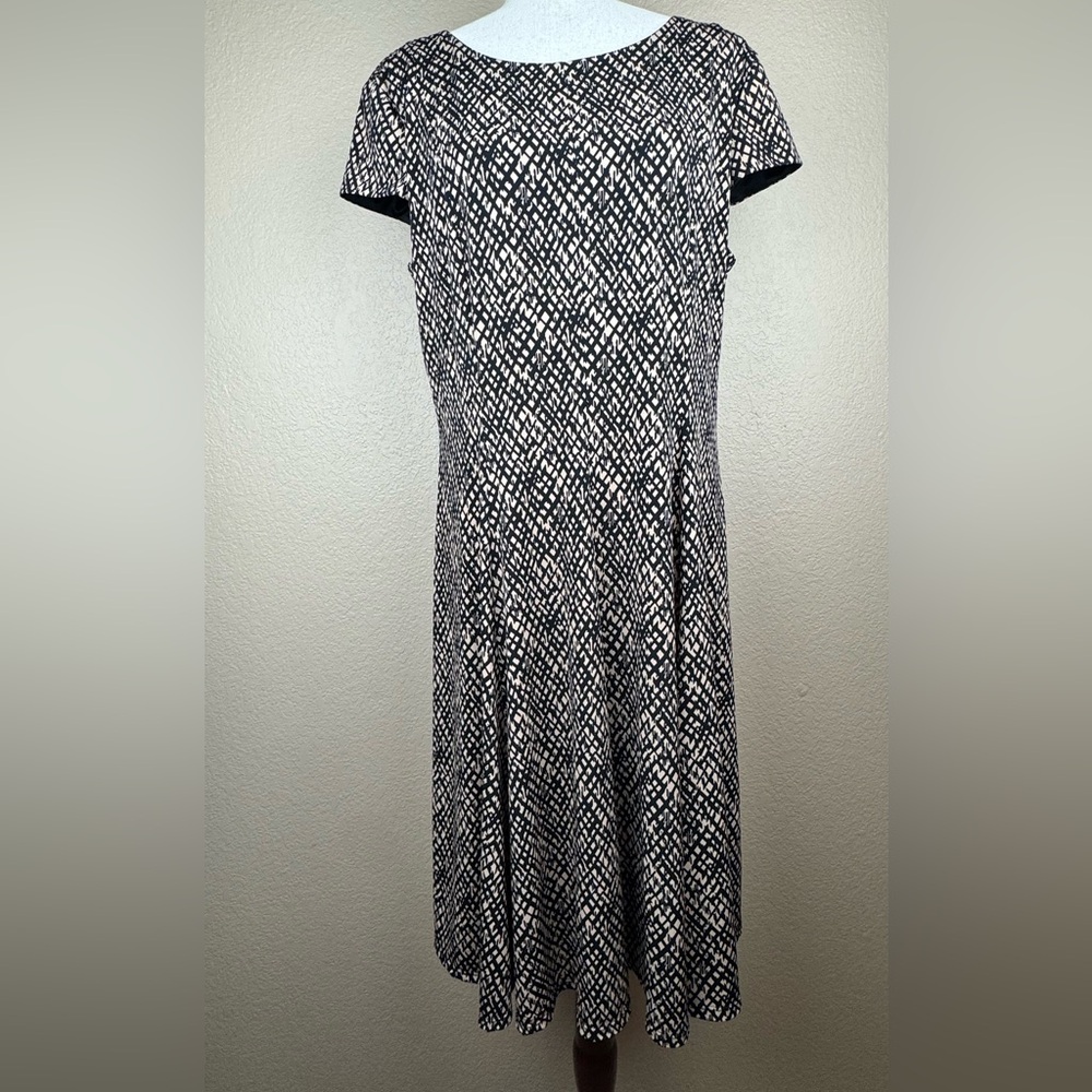 Jessica Howard Cap Sleeve Midi Dress. Beige and Black Print. Size- 16